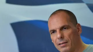Varoufakis contre attaque après les critiques sur le tarif de ses conférences Yanis Varoufakis est accusé par un journal grec d'avoir gagné jusqu'à 2,4 millions d'euros grâce à des conférences rémunérées. Faux, répond-il dans son blog, où il évoque 56 000 euros net.