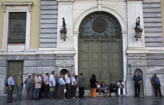 Des Grecs patientent devant la Banque nationale de Grèce, en juillet 2015. Celle-ci a été fermée pendant près de trois semaines.


