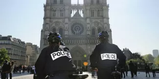 Attentats de Paris: Deux auteurs des attaques auraient transité par la Grèce Attentats de Paris: Deux auteurs des attaques auraient transité par la Grèce.