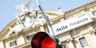 Après la Grèce, l'Italie tente d'échapper à la résolution bancaire unique de la zone euro Après la Grèce, l'Italie tente d'échapper à la résolution bancaire unique de la zone euro.