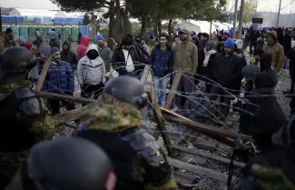 Crise des migrants : la Macédoine construit une clôture à sa frontière avec la Grèce Des tensions sont apparues, samedi 28 novembre, à la frontière entre la Macédoine et la Grèce, entre migrants et policiers.