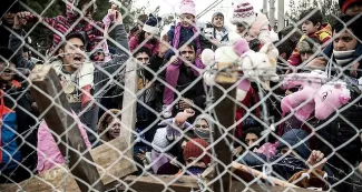 La crise de Schengen s'accentue, la Grèce sur le banc des accusés Désormais, des diplomates évoquent ouvertement à Bruxelles la possibilité de lancer une procédure de simili-exclusion de la Grèce, accusée d'avoir une gestion déficiente de la frontière extérieure de l'Union européenne. - AFP