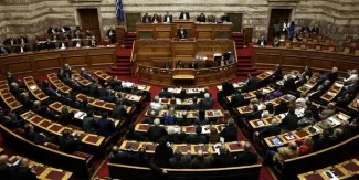 Le parlement grec adopte à une courte majorité un budget 2016 "rude".