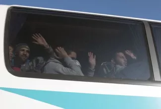 En Grèce, la police évacue le camp d'Idomeni à la frontière macédonienne Des migrants dans un bus affrété par la police pour les emmener à Athènes depuis Idomeni, à la frontière avec la Macédoine, mercredi 9 décembre 2015.
