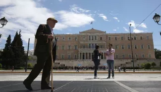 Grèce?: Tsípras contraint de se lancer dans une réforme des retraites à très haut risque politique Alexis Tsipras lance une vaste réforme du système des retraites qui risque de lui coûter très cher sur le plan politique - Dimitri Messinis/AP/SIPA
