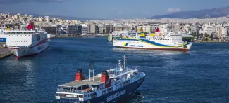 Grèce : la vente très controversée du port du Pirée Des millions de touristes embarquent chaque été dans les ferries au port du Pirée pour rejoindre les îles grecques. Crédits photo : age fotostock/Terrance Klassen