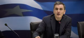 Grèce : le ton monte avec les créanciers Le ministre grec des Finances, Euclide Tsakalotos, le 18 janvier à Athènes. Crédits photo : Petros Giannakouris/AP