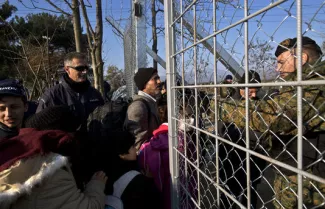 La Macédoine ferme sa frontière avec la Grèce aux migrants La Macédoine ferme sa frontière avec la Grèce aux migrants.