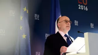 Schengen: Paris et Berlin accordent un sursis à la Grèce Le ministre français de l'Intérieur, Bernard Cazeneuve, lors d'une réunion avec ses homologues européens, lundi à Amsterdam. Crédits photo : EMMANUEL DUNAND/AFP