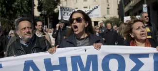 Tsipras affronte sa troisième grève générale En prélude à la grève générale, les journalistes grecs ont défilé mercredi à Athènes. Crédits photo : Petros Giannakouris/AP