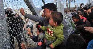Plusieurs milliers de migrants bloqués en Grèce Des milliers de migrants étaient bloqués, lundi en Grèce, à la frontière macédonienne, Skopje ayant décidé de ne plus autoriser le passage aux Afghans - AFP