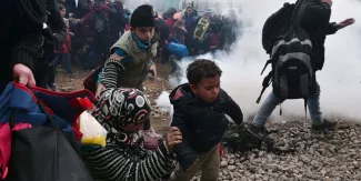 Frontière grecque : la police macédonienne tire des gaz lacrymogènes contre des migrants Frontière grecque : la police macédonienne tire des gaz lacrymogènes contre des migrants.