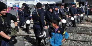 Sur le camp grec d'Idomeni, des milliers de réfugiés rivés à "la porte" macédonienne Sur le camp grec d'Idomeni, des milliers de réfugiés rivés à "la porte" macédonienne.