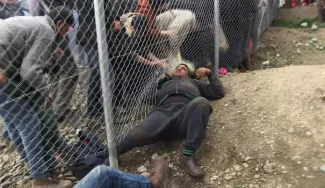 Grèce: tensions entre migrants bloqués à la frontière macédonienne et policiers Grèce: tensions entre migrants bloqués à la frontière macédonienne et policiers.