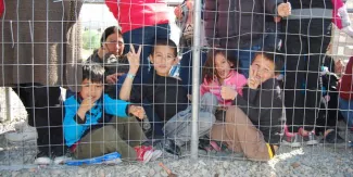 Crise des réfugiés en Grèce : Débrouille et improvisation dans un univers surréaliste Crise des réfugiés en Grèce : Débrouille et improvisation dans un univers surréaliste.