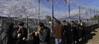 Jeudi à Samos, en Grèce, les migrants prennent le petit-déjeuner distribué par un groupe de bénévoles. Crédits photo : Lefteris Pitarakis/AP


