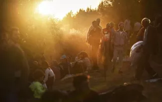 Migrants : la Bulgarie sécurise sa frontière avec la Grèce En septembre 2015, des migrants sur la route pour tenter de franchir la frontière turco-bulgare.