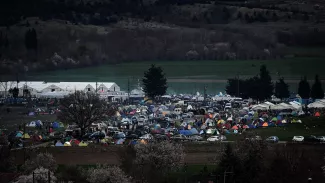 Des dizaines de milliers de migrants demeurent bloqués près du village d'Idomeni en Grèce dans des conditions misérables en raison de restrictions imposées par plusieurs pays des Balkans. Lundi se tient un important sommet entre l'UE et la Turquie visant à régler la crise migratoire. Crédits photo : LOUISA GOULIAMAKI/AFP


