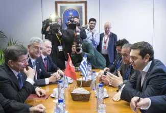 Réfugiés : les Grecs se sentent trahis par les capitales européennes Au cours du sommet entre l'UE et la Turquie, ce lundi 7 mars, le premier ministre grec, Alexis Tsipras (droite), entend obtenir du premier ministre turc, Ahmet Davutoglu (gauche), que son pays respecte l'accord bilatéral de réadmission de 2001 permettant de renvoyer sur le sol turc les migrants économiques.