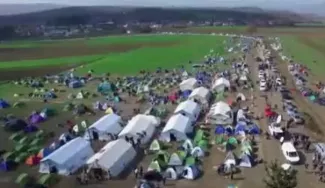 Grèce: un drone filme un camp de migrants bloqués à la frontière Grèce: un drone filme un camp de migrants bloqués à la frontière.
