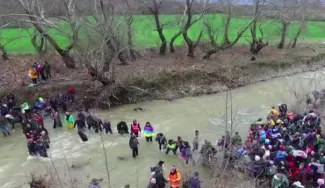Grèce: la périlleuse traversée des migrants pour rejoindre la Macédoine Grèce: la périlleuse traversée des migrants pour rejoindre la Macédoine.