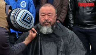 Grèce: l'artiste chinois Ai Weiwei tondu par un réfugié Grèce: l'artiste chinois Ai Weiwei tondu par un réfugié.