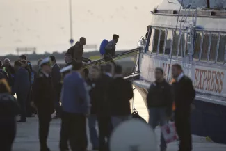 Un premier ferry turc avec à son bord des dizaines de personnes a quitté le port de Mytilène à Lesbos, dans la matinée du 4 avril.


