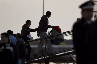 La Grèce renvoie les premiers migrants en Turquie Des migrants embarquent à bord d'un bateau turc dans le port de Mytilène, lundi 4 avril.