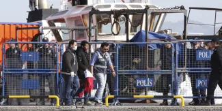 La Grèce renvoie les migrants en Turquie La Grèce renvoie les migrants en Turquie.