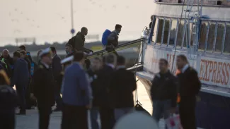 La Grèce renvoie 202 migrants en Turquie Peu après 5 heures, un petit ferry, Lesvos, et un catamaran plus imposant, Nezli Jale, ont embarqué un total de 131 personnes (Lundi 4 avril 2016). Image: Keystone