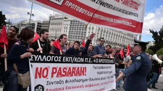 En fin matinée, au moins 6000 personnes, sympathisants du syndicat Pame, proche du parti communiste, se sont rassemblées dans le centre d'Athènes Crédits photo : LOUISA GOULIAMAKI/AFP


