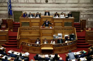 Grèce : le Parlement adopte les réformes controversées des retraites et de l'impôt Grèce : le Parlement adopte les réformes controversées des retraites et de l'impôt.
