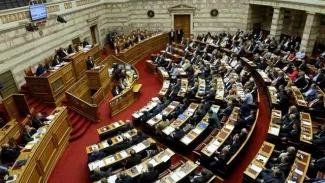 La Grèce vote sa réforme contestée des retraites.