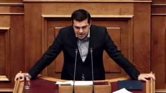 De nouvelles hausses de TVA mettent la Grèce au régime sec Aexis Tsipras, au Parlement grec, la Vouli, le 8 mai. Crédits photo : ANGELOS TZORTZINIS/AFP