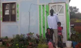 Réfugiés au Royaume-Uni mais coincés à Chypre Tag Bashir et ses deux enfants, dans l'enclave britannique de Dhekelia, sur l'île de Chypre.