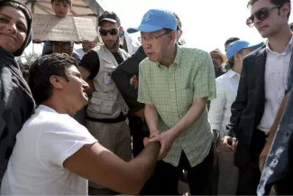 La détention de migrants en Grèce « devrait cesser », juge le secrétaire général de l'ONU En visite sur l'île de Lesbos, Ban Ki-Moon a critiqué l'accord conclu entre l'UE et la Turquie, qui prévoit le renvoi des migrants arrivés illégalement.