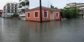 Une tempête fait au moins trois morts en Grèce Une tempête fait au moins trois morts en Grèce.