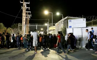 Grèce : des milliers de migrants fuient après l'incendie d'un camp sur l'île de Lesbos Des migrants devant les portes fermées du camp de Moria, ce lundi. Crédits photo : INTIME/REUTERS