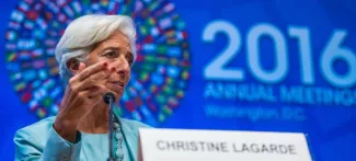 Grèce : le FMI tout près de claquer la porte Le désengagement du fonds, maintes fois agité par Christine Lagarde et ses lieutenants, porterait un coup de plus à la crédibilité de l'UE et des renflouements successifs d'Athènes. Crédits photo : ZACH GIBSON/AFP