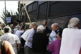 Des manifestants, le 3 octobre à Athènes.


