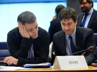 Le ministre des finances Euclid Tsakalotos (à gauche) lors de la réunion de l'Eurogroupe, le 10 octobre 2016 à Luxembourg.


