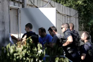 Deux des huits soldats turcs arrivés en Grèce (ici à Athènes le 27 juillet) quelques heures après le coup d'Etat manqué en Turquie.


