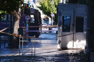 Un groupe « révolutionnaire » revendique l'attaque contre l'ambassade de France à Athènes Un groupe « révolutionnaire » revendique l'attaque contre l'ambassade de France à Athènes.