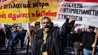 Manifestation à Athènes, jeudi, contre les réformes du marché du travail et de la fiscalité Crédits photo : LOUISA GOULIAMAKI/AFP


