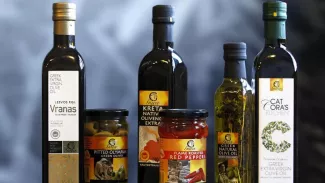 Les Grecs se ruent sur l'huile d'olive et le café avant une hausse de la TVA Des bouteilles d'huiles d'olive grecque Crédits photo : © Yorgos Karahalis / Reuters/REUTERS