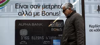 Depuis la mise en place du contrôle des changes, le 25 juin 2015, le gouvernement et les banques ont tenté à plusieurs reprises, de communiquer sur le bien-fondé des paiements par carte. Crédits photo : Kostas Tsironis/Bloomberg


