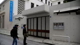 Des jeunes gens masqués ont lancé du liquide inflammable par-dessus la grille de l'Institut dans la nuit de dimanche à lundi.


