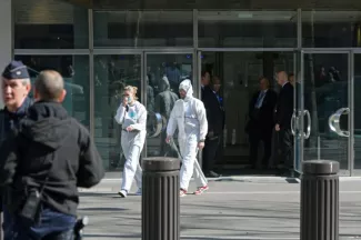 Les enquêteurs devant le siège parisien du FMI, le 16 mars 2017


