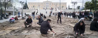 A Athènes, l'art inscrit dans la cité L'installation performative du Ghanéen Ibrahim Mahama est une des œuvres marquantes de la Documenta. Elle évoque, entre autres, les rapports Nord Sud et les déplacements de populations de l'entre-deux-guerres entre la Turquie et la Grèce. © Mathias Voelzke