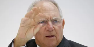 Schäuble vante les efforts de la Grèce "Si le gouvernement grec respecte tous les accords, les ministres des Finances européens pourraient finir l'évaluation le 22 mai et permettre le déblocage de la prochaine tranche" d'aide (5,4 milliards d'euros, Ndlr), assure Wolfgang Schäuble. (Crédits : © Fabrizio Bensch / Reuters)